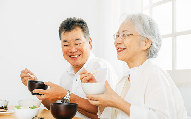 食事をする夫婦